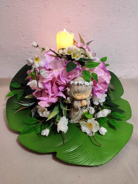 Dekoracja na Święto Zmarłych dla dziecka aniolek z gipsu kwiaty sztuczne hortensja i wiśnia