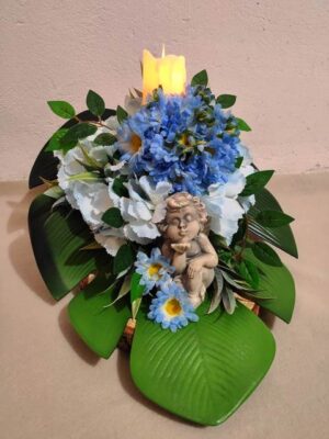 Dekoracja na grób dla dziecka na wszystkich świętych ze sztucznych kwiatów hortensja i stokrotka
