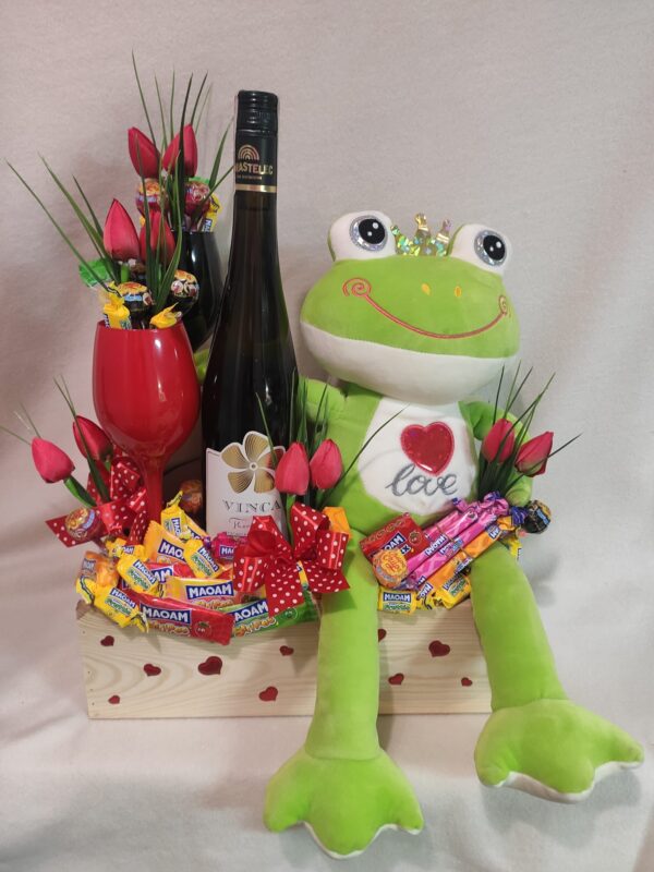 Kompozycja kwiatowa z maskotką żaby na Walentynki