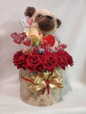 Kompozycja kwiatowa, flower box z różami i misiem w sam raz na walentynki